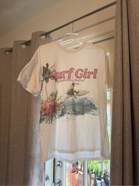 Women’s Hollister White Surf Girl Graphic Tee with Pink Accents size XL